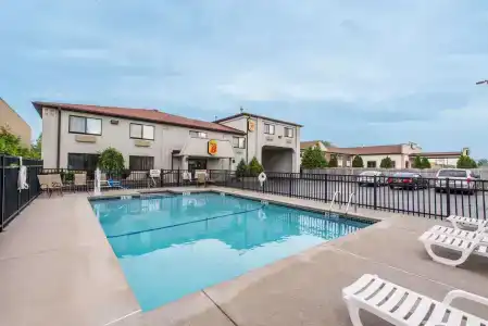 Super 8 by Wyndham - 10
