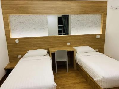 Oyo 753 Atnest Hostel - 5