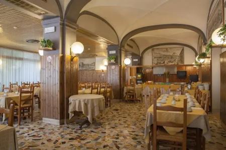 Auto Park Con Ristorante Interno e Grande Parcheggio Gratuito - 24