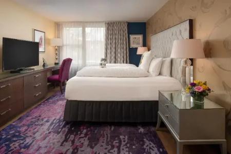 Staypineapple, Rose, Downtown Portland - 90