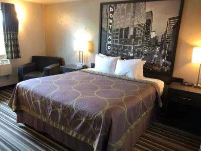 Super 8 by Wyndham Portland Airport - 23