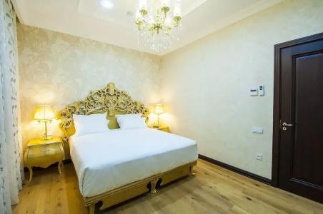 Royal Residence - 109