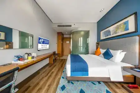 Holiday Inn Express Chongqing Guanyinqiao , an IHG - 76