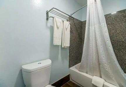 Econo Inn & Suites - 77