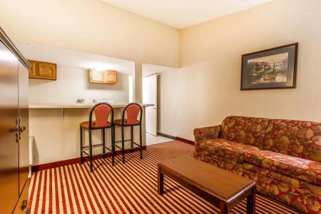 Econo Inn and Suites - 11