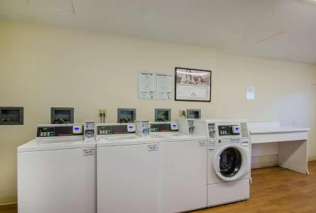 HomeTowne Studios by Red Roof Denver - Glendale/ Cherry Creek - 16