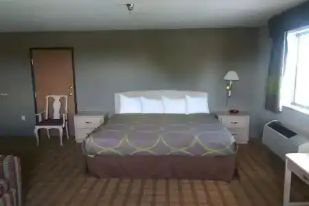 Super 8 by Wyndham West/Coors Blvd - 3