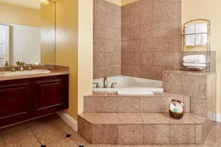 Queen Anne - 9