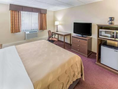 Quality Inn & Suites Downtown - 2