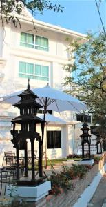 White Boutique and Spa - 0