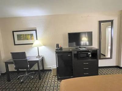 Quality Inn & Suites Downtown - 37