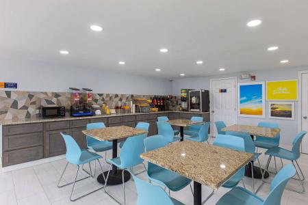 Days Inn by Wyndham North - 15