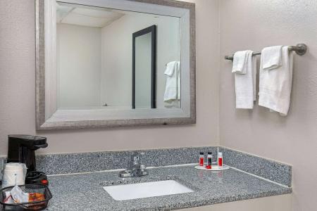Days Inn by Wyndham North - 9