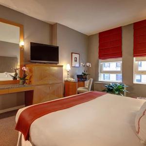 Giraffe by Library Hotel Collection - 40
