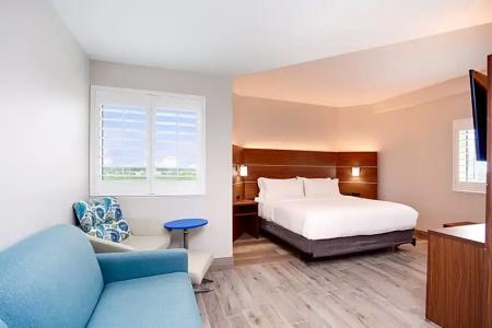 Holiday Inn Express & Suites Beach Beachfront by IHG - 108