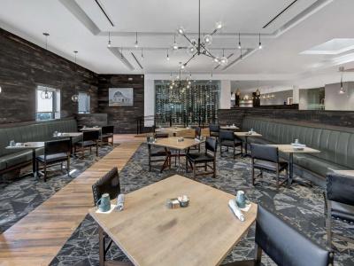 DoubleTree by Hilton Airport - 24