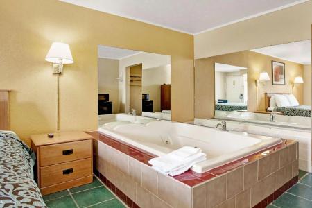 Days Inn by Wyndham West - 25