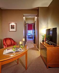 Giraffe by Library Hotel Collection - 84