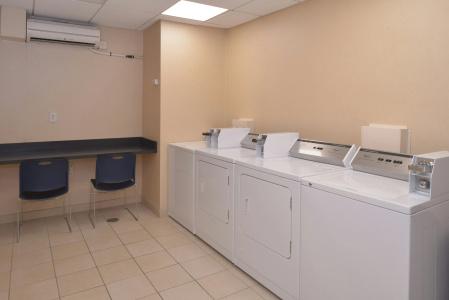 Hampton Inn and Suites North-Airport - 25