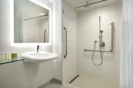 DoubleTree by Hilton Toronto Airport West - 7