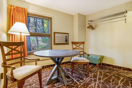 Super 8 by Wyndham/Downtown - 7