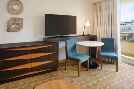 Embassy Suites by Hilton Waikiki Beach Walk - 44