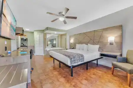 Rodeway Inn & Suites Fort Lauderdale Airport & Cruise Port - 4