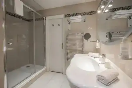 Hôtel Le Royal Promenade des Anglais - 92