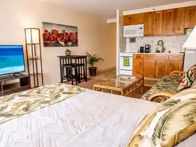 Tropical Studios At Marine Surf Waikiki - Free Parking - Best Location - Full Kitchen - Swimming Pool - 93