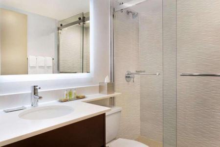 Doubletree by Hilton Airport, ON - 45