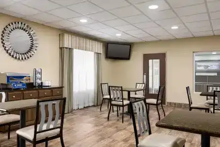 Super 8 by Wyndham Savannah - 15