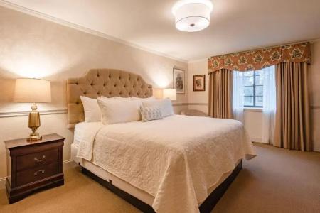 Red Coach Inn - 108