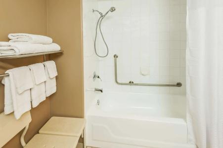 Super 8 by Wyndham/Airport - 7