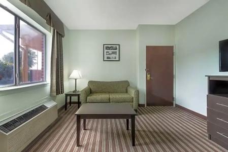 Days Inn & Suites by Wyndham Dallas - 24