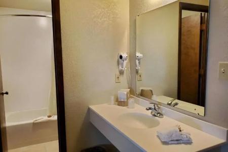 Days Inn and Suites by Wyndham Downtown-University - 19