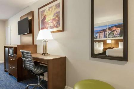 Days Inn & Suites by Wyndham At Disneyland Park - 25