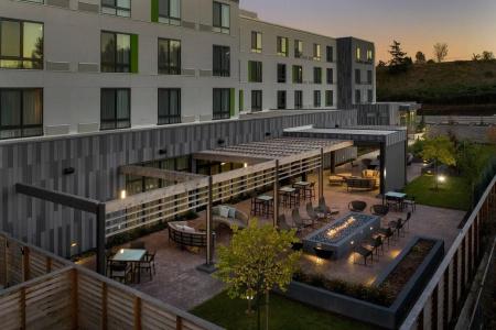Courtyard Portland East - 19