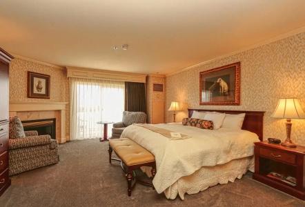 Fairhaven Village Inn - 4