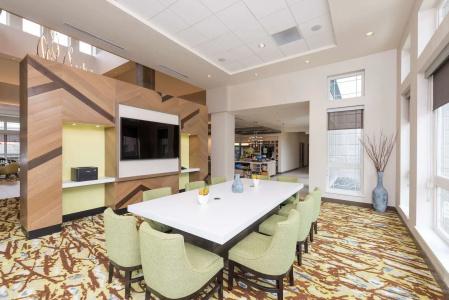 Hilton Garden Inn East - 13