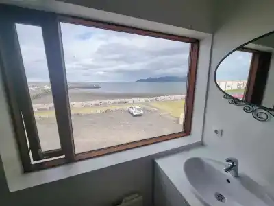 Við Hafið - 8