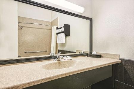 La Quinta by Wyndham Airport - 5