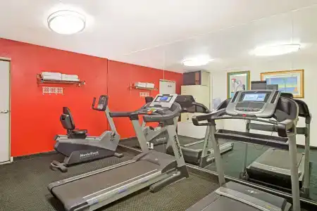 Ramada by Wyndham East - 12