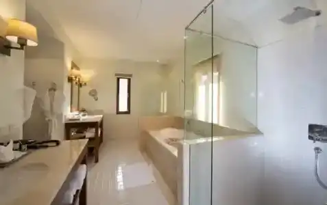 Le Menara Khao Lak beachfront Villa & Resort - 7