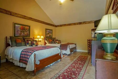 Hemlock Inn - 29