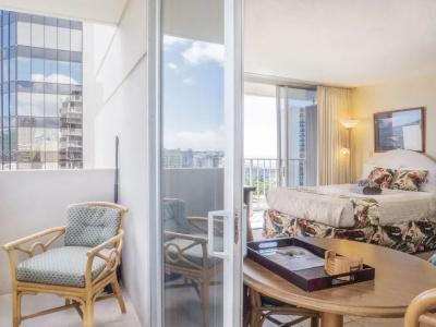 Tropical Studios At Marine Surf Waikiki - Free Parking - Best Location - Full Kitchen - Swimming Pool - 174