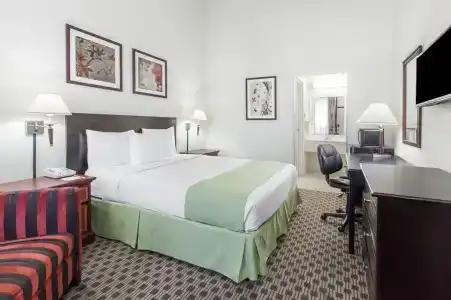 Days Inn By Wyndham Grapevine Dfw Airport North - 9