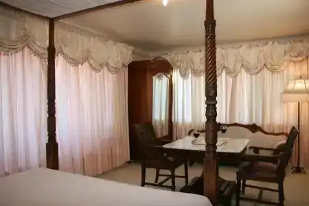 Martine Inn - 89