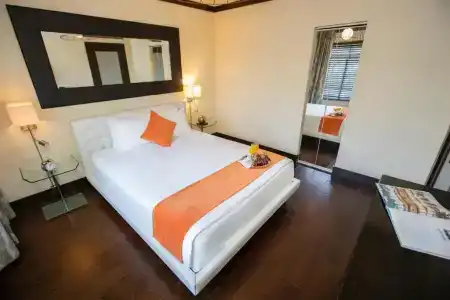 Lincoln Arms Suites - 55