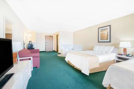 Days Inn & Suites by Wyndham 19th Ave/Airport Dome - 23