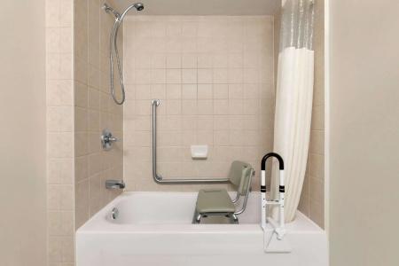 Days Inn by Wyndham Airport - 7
